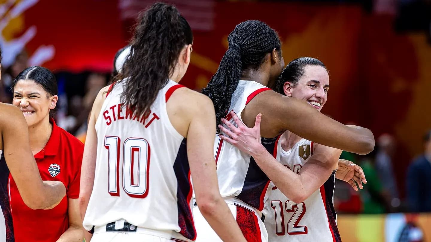 Jugadoras abrazándose después del partido de baloncesto