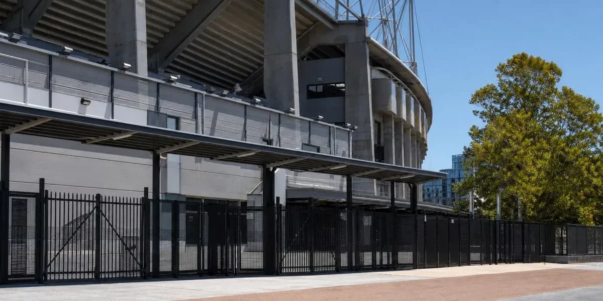 Fachada de estadio con cercas y estructura moderna