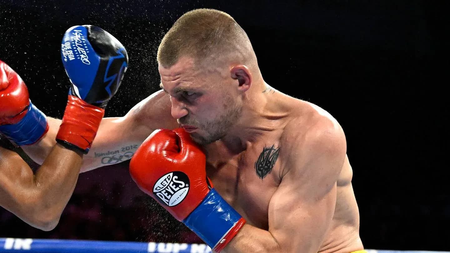 Boxeador esquivando un golpe en el ring