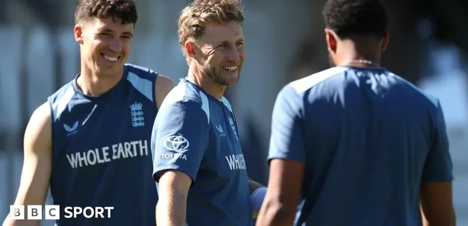 Jugadores de cricket de Inglaterra riendo durante entrenamiento