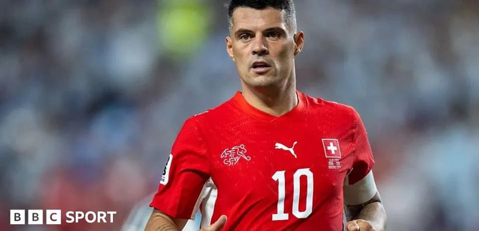 Jugador suizo con camiseta roja en partido