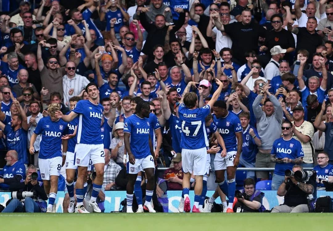 Celebración de jugadores de Ipswich en el estadio