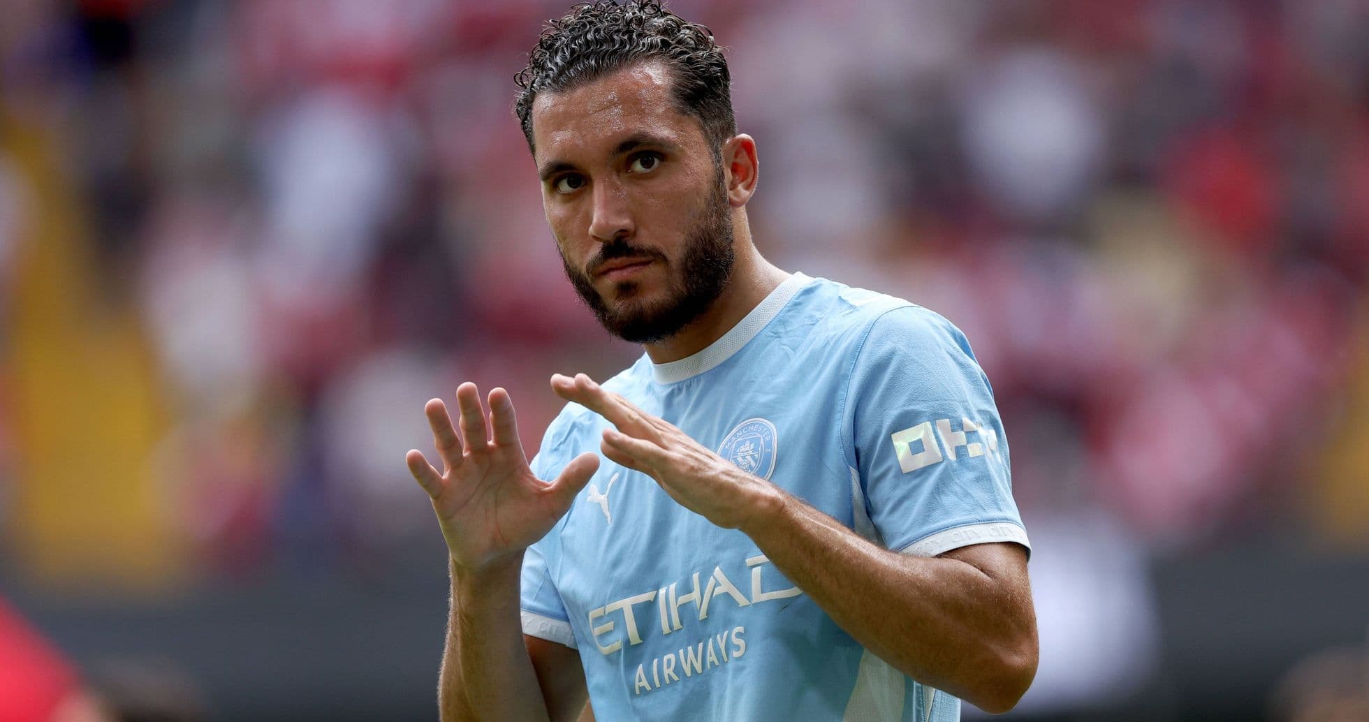 Jugador saludando en el campo de juego
