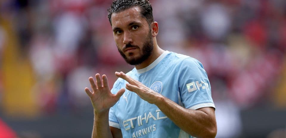Jugador saludando en el campo de juego
