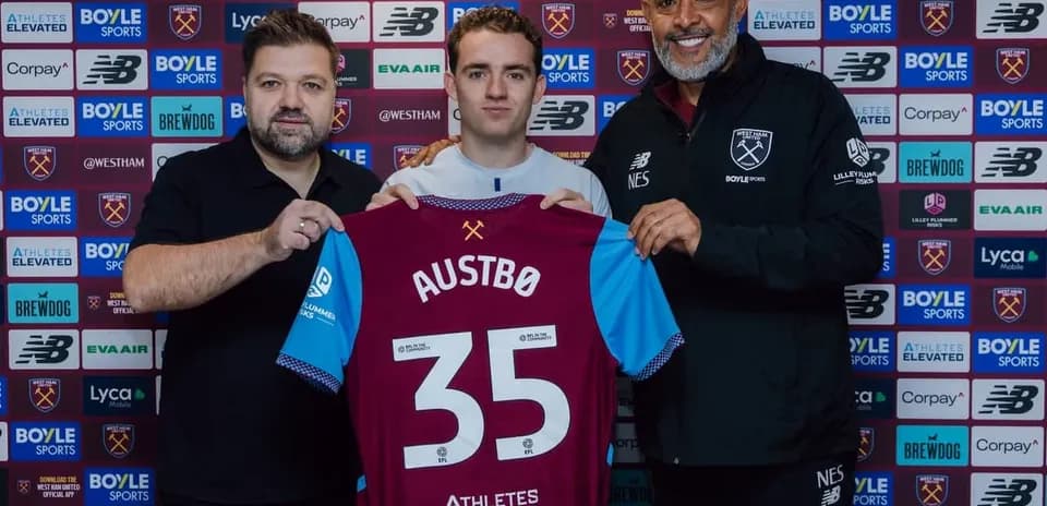 Jugador presenta camiseta de West Ham con directores