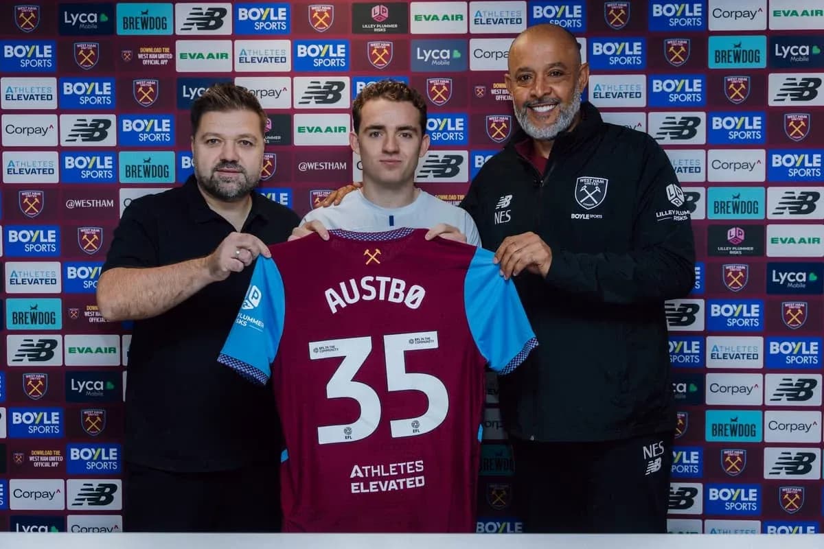 Jugador presenta camiseta de West Ham con directores