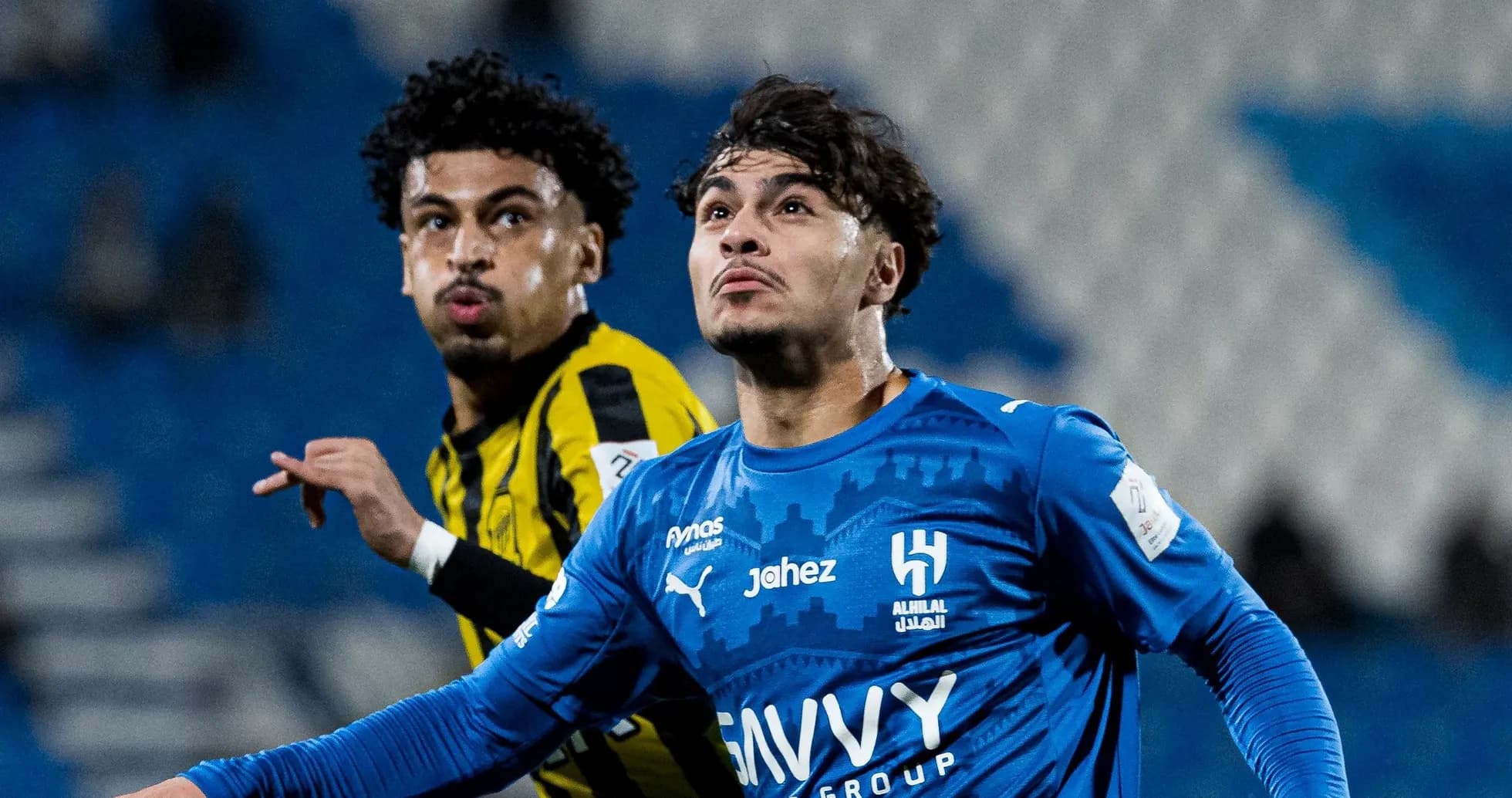 Jugadores de Al Hilal e Ittihad en acción durante el partido