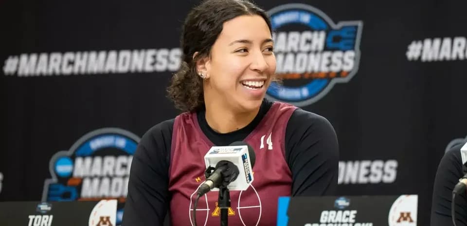 Tori McKinney sonriendo en conferencia de prensa