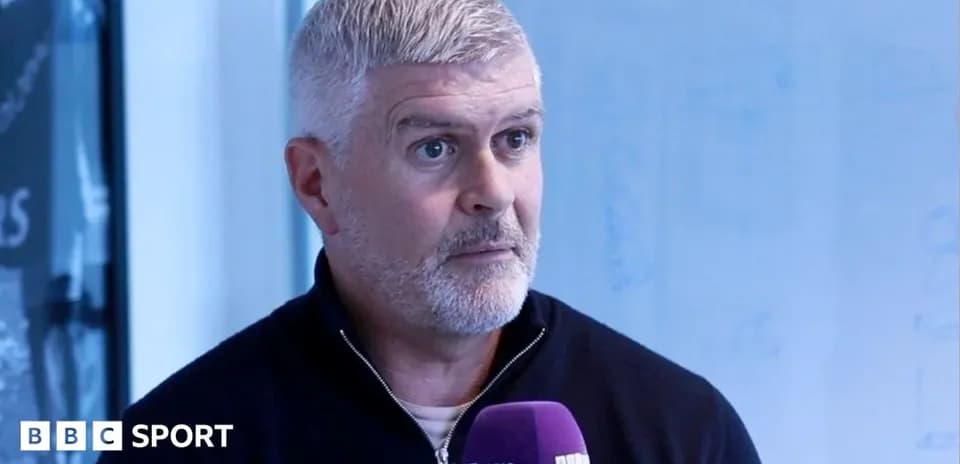 Hombre hablando en una entrevista de prensa