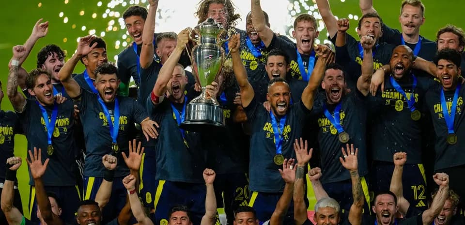 Equipo celebrando con trofeo y medallas de campeones