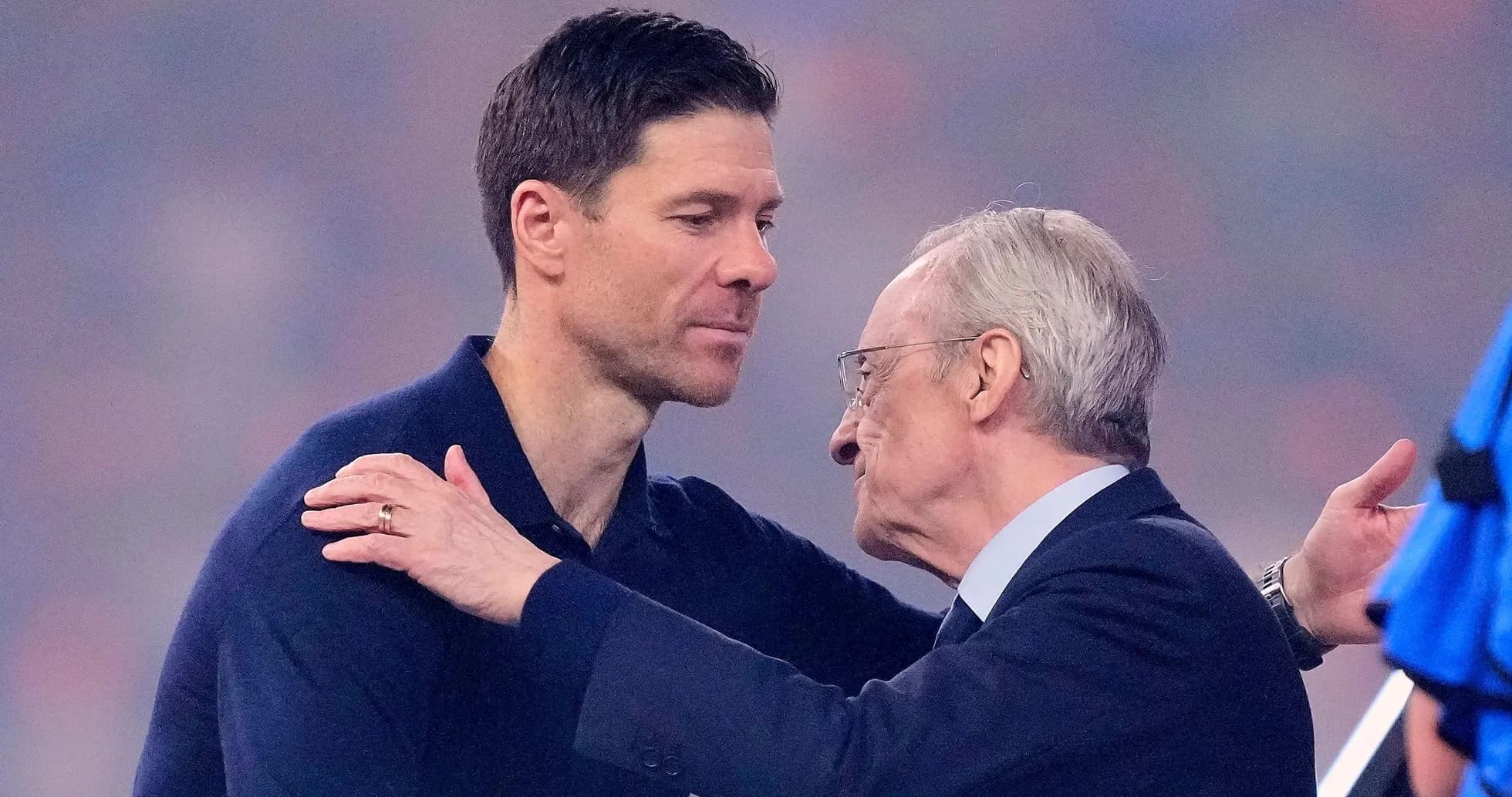 Xabi Alonso y Florentino Pérez se abrazan