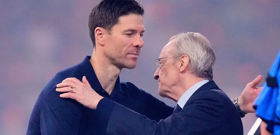 Xabi Alonso y Florentino Pérez se abrazan
