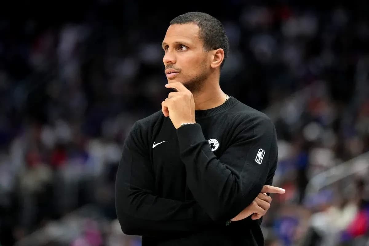 Entrenador observando el juego desde la línea de banda