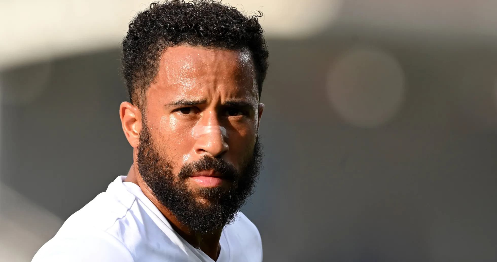 Jugador con barba mirando a la cámara