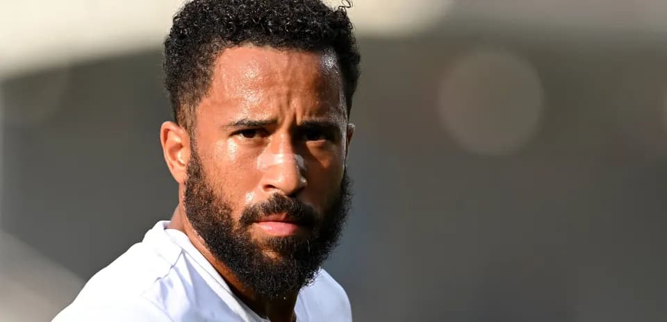 Jugador con barba mirando a la cámara