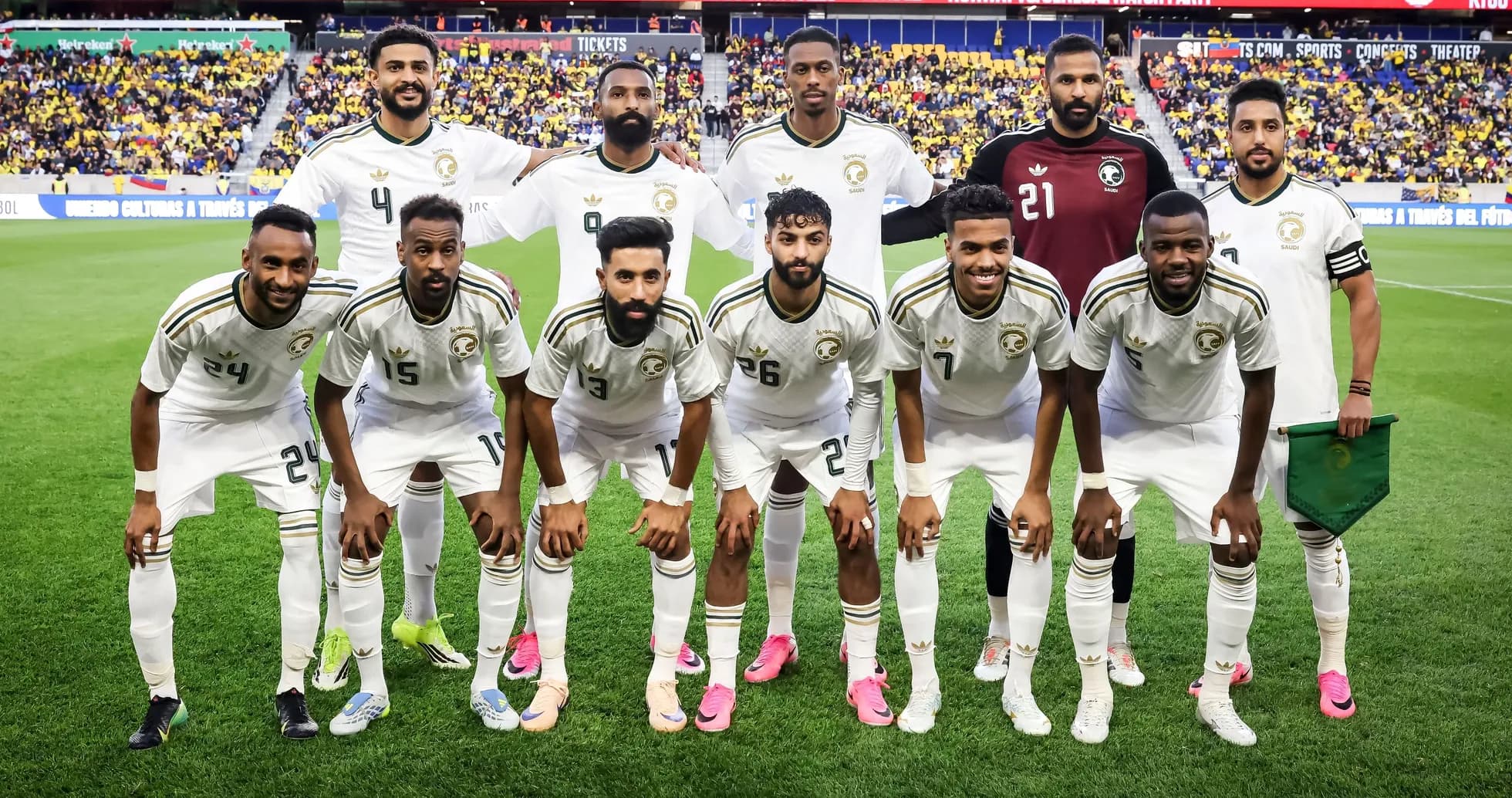 Equipo de fútbol posando antes del partido