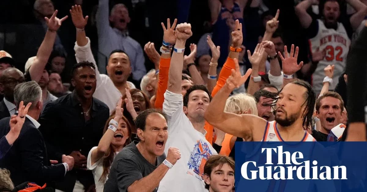 Aficionados animando en un partido de baloncesto