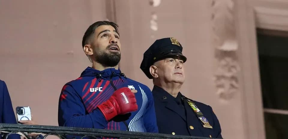 Luchador de UFC cantando el himno nacional con oficial