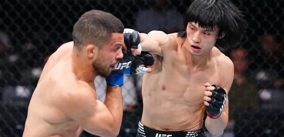 Peleador lanzando un golpe en pelea de UFC