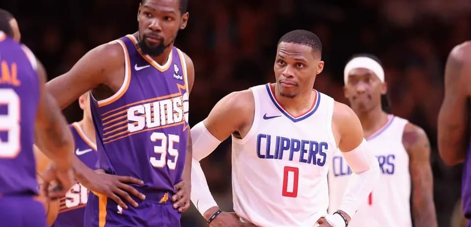 Jugadores de los Clippers y Suns en la cancha
