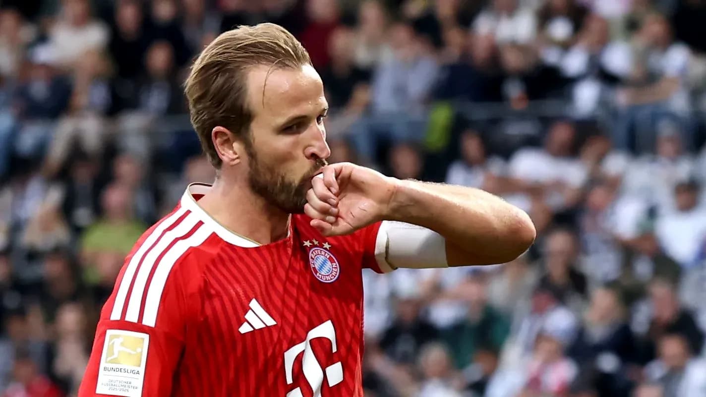 Jugador de Bayern Múnich besando su brazo durante partido