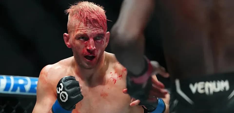 Luchador con sangre en el rostro durante pelea