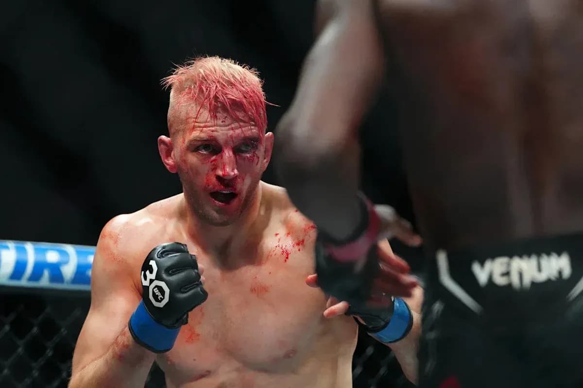 Luchador con sangre en el rostro durante pelea