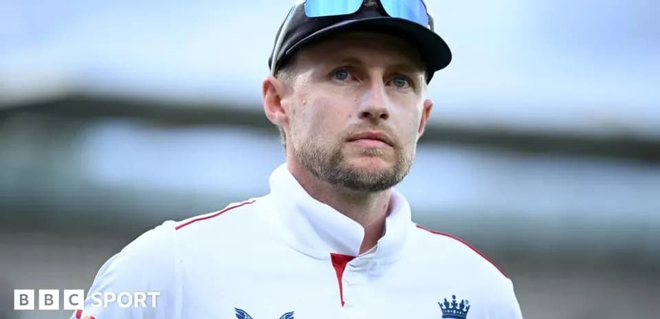 Jugador de cricket de Inglaterra en uniforme mirando hacia adelante