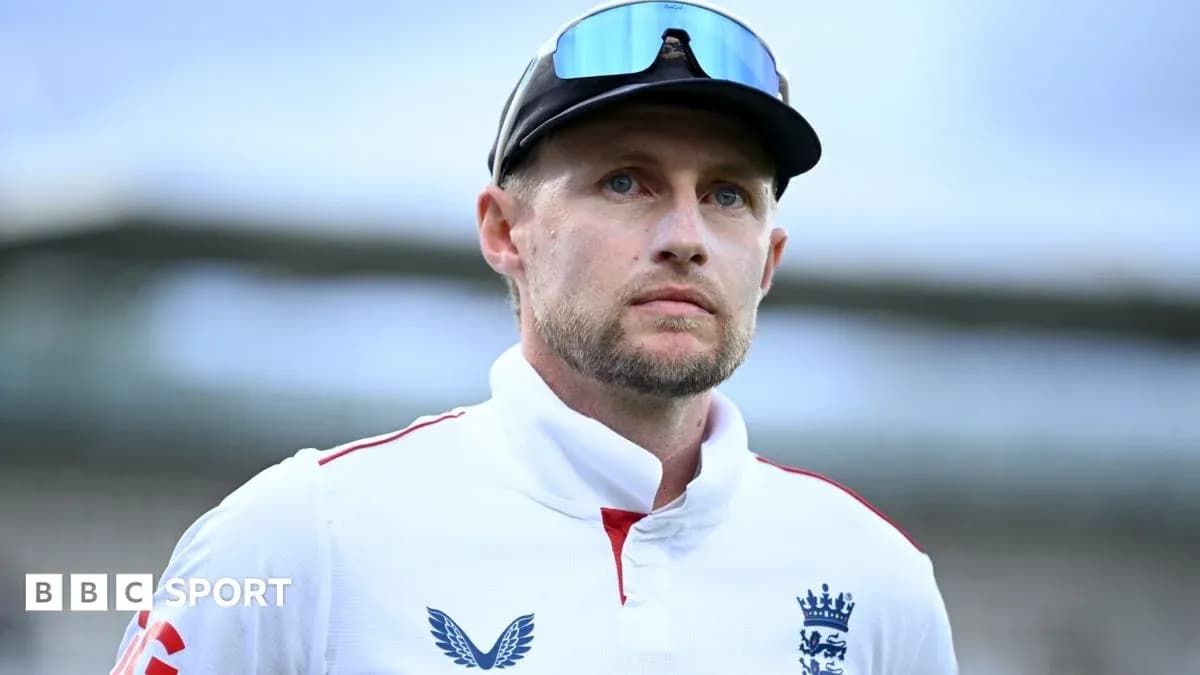 Jugador de cricket de Inglaterra en uniforme mirando hacia adelante