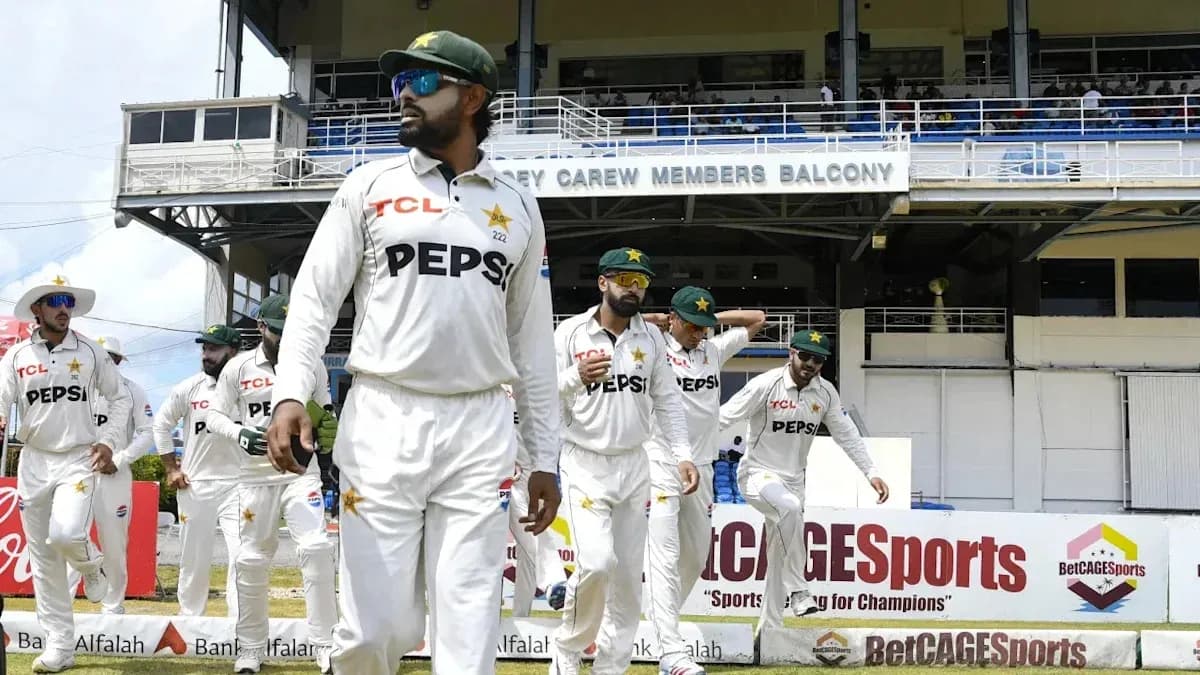 Jugadores de Pakistán entrando al campo de cricket