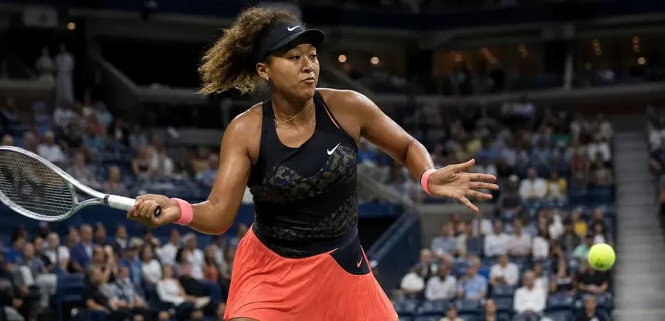 Naomi Osaka golpeando la pelota en la cancha
