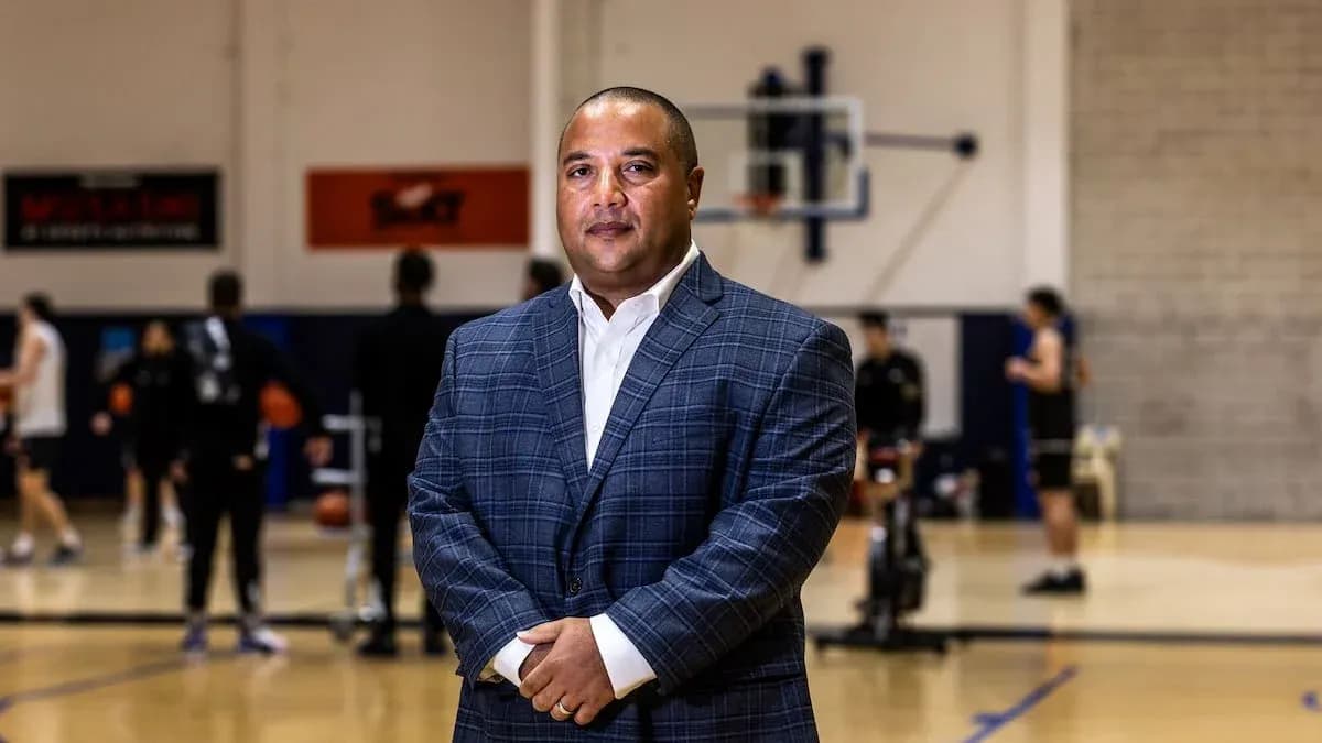 Entrenador posando en la cancha de baloncesto
