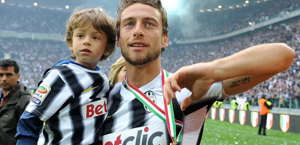 Jugador de fútbol con niño celebrando en el campo
