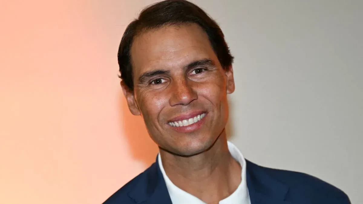 Hombre sonriendo con traje oscuro y fondo claro Hombre sonriendo con traje oscuro y fondo claro