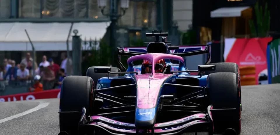 Coche de Fórmula 1 en carrera en circuito urbano