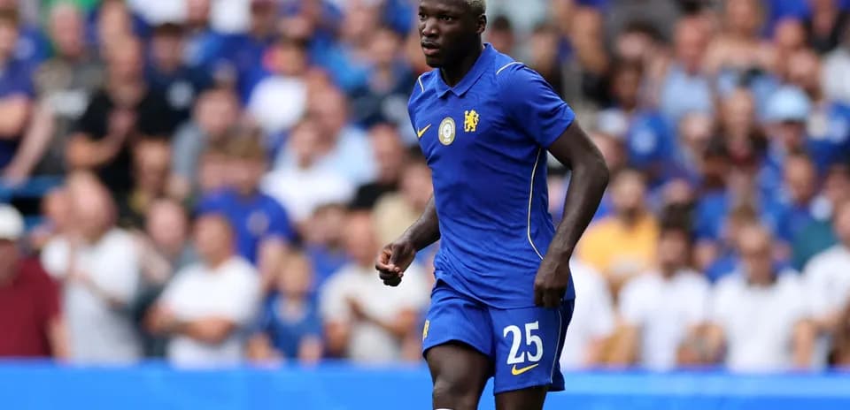 Jugador del Chelsea corriendo en el campo de juego