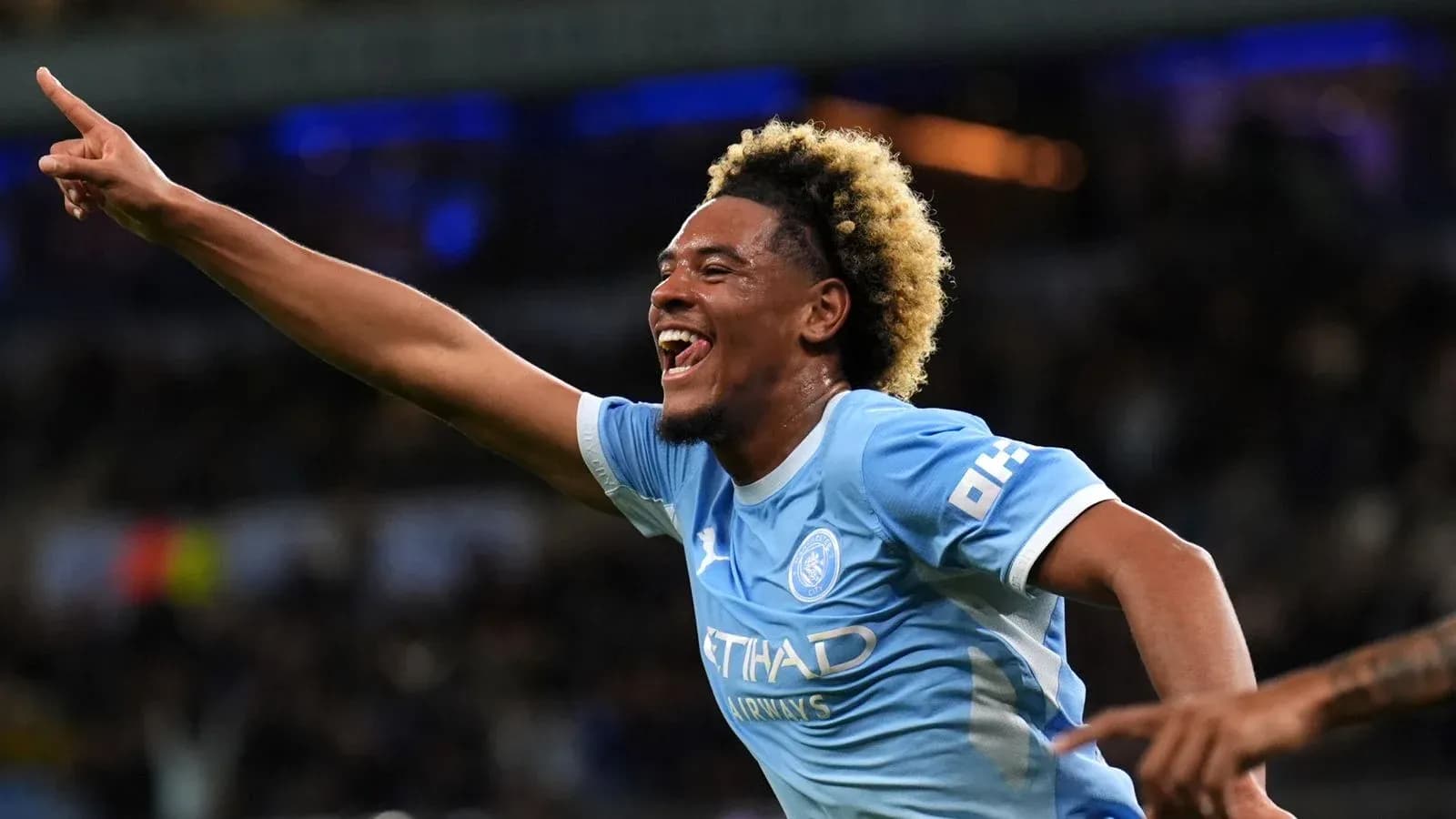 Jugador de Manchester City celebra un gol Jugador de Manchester City celebra un gol
