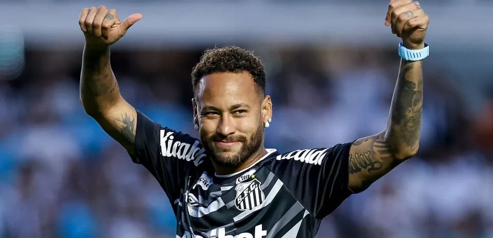 Jugador de fútbol celebrando con los pulgares arriba