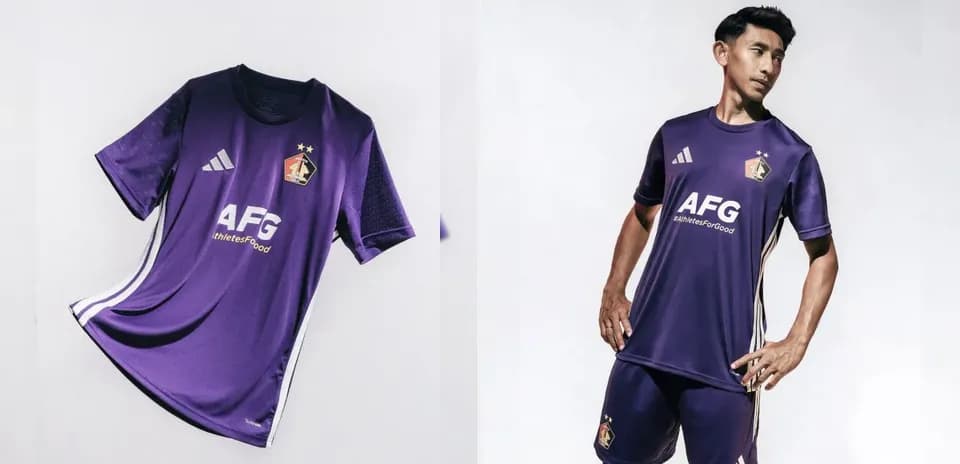 Jugador vistiendo uniforme morado de fútbol