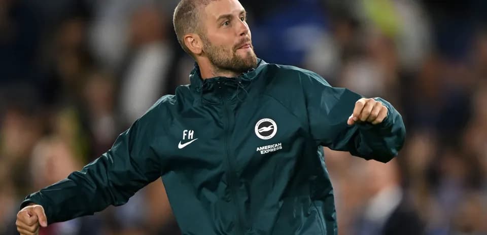 Entrenador de Brighton animando en el campo