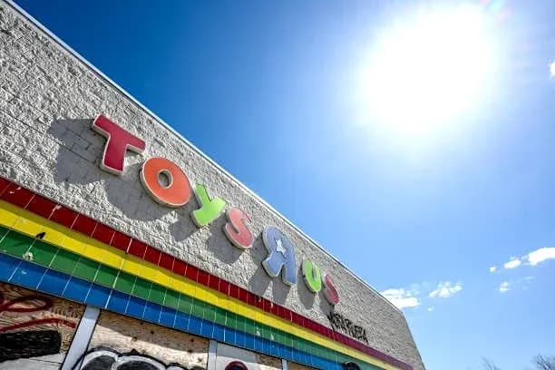 Fachada de Toys R Us con cielo azul
