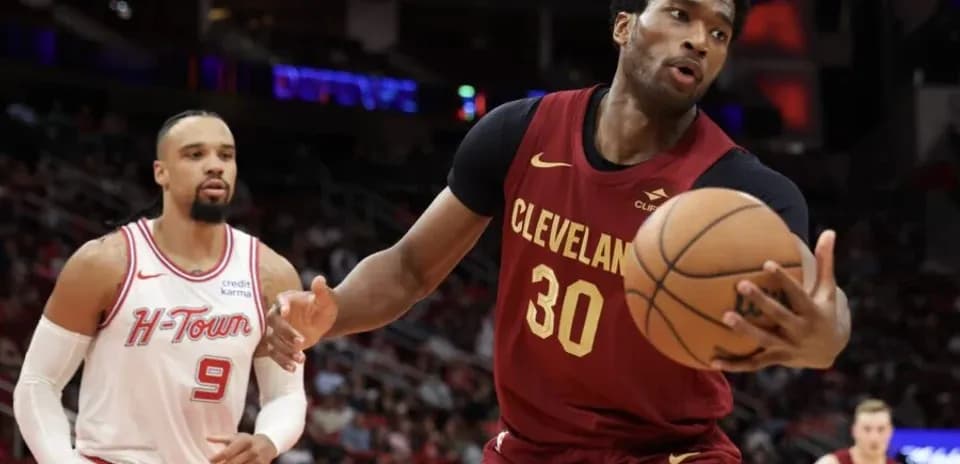 Jugador de Cleveland driblando el balón en la cancha