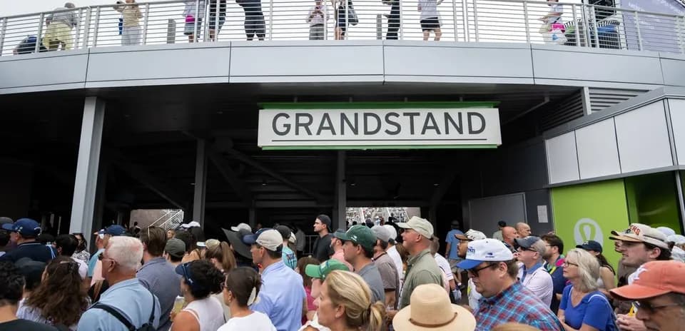 Multitud esperando en la entrada del grandstand