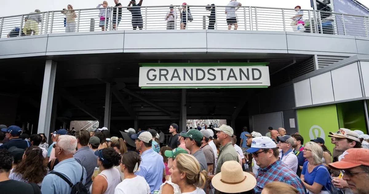 Multitud esperando en la entrada del grandstand