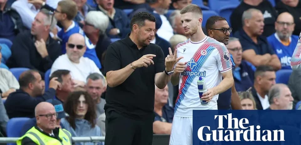 Entrenador hablando con jugador en la banca