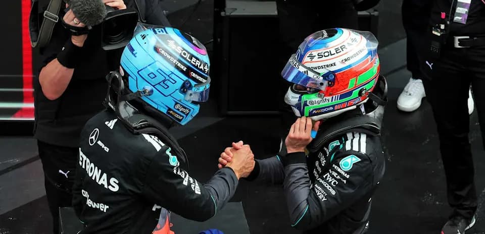 Pilotos de Fórmula 1 dándose la mano en el podio