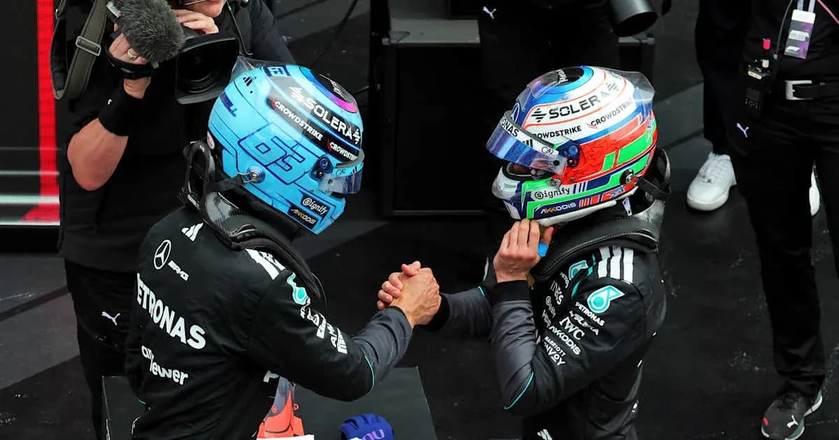 Pilotos de Fórmula 1 dándose la mano en el podio