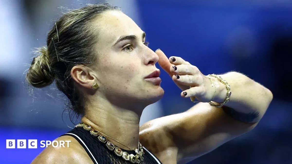 Jugadora de tenis saludando al público durante partido