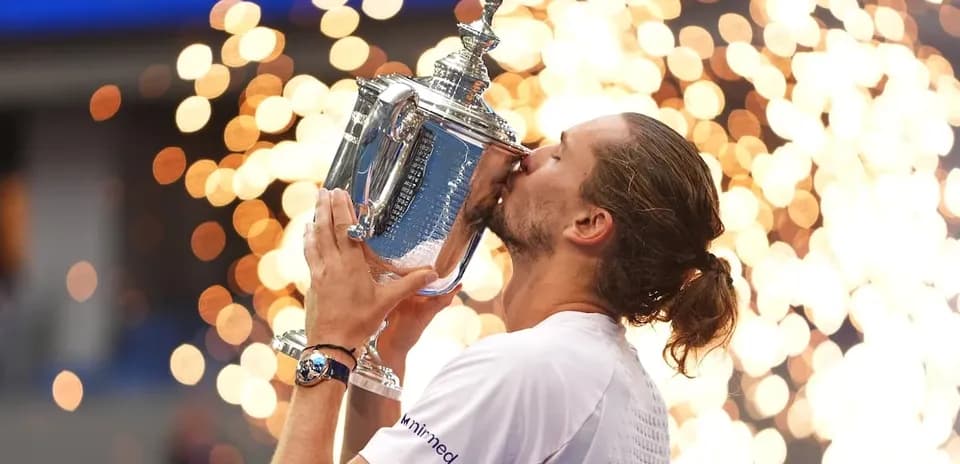 Jugador besando el trofeo tras la victoria
