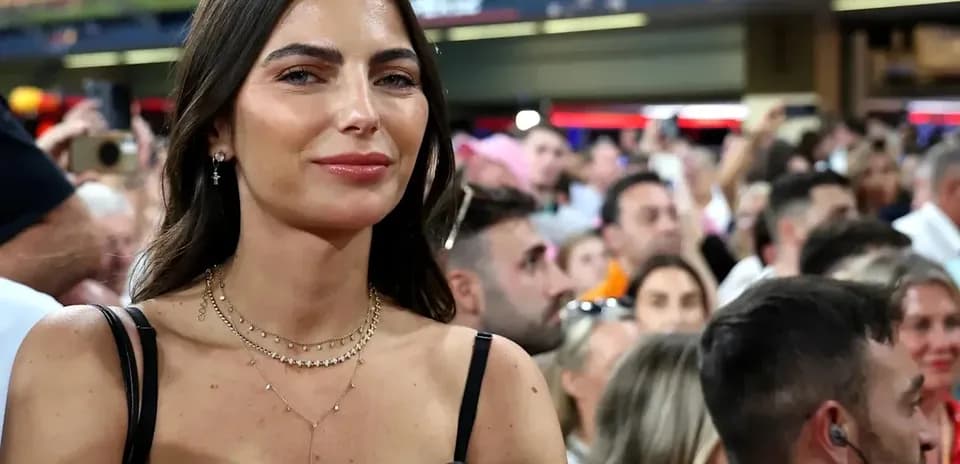 Mujer en el público durante evento deportivo
